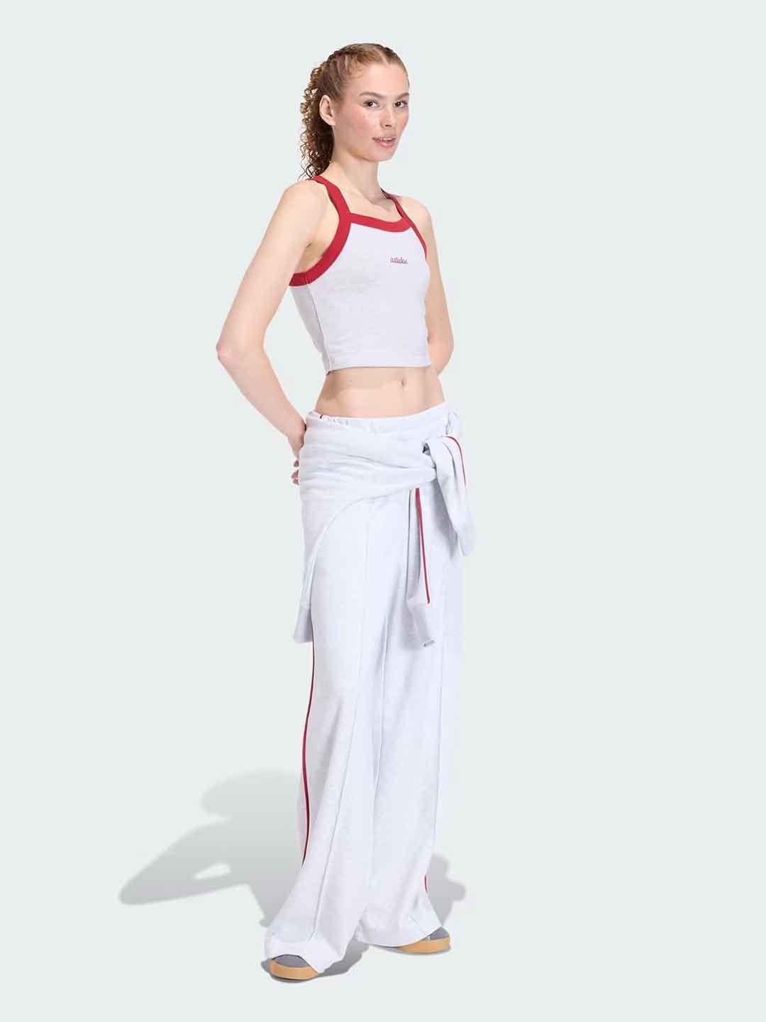 Adidas top grigio con grafica ricamata