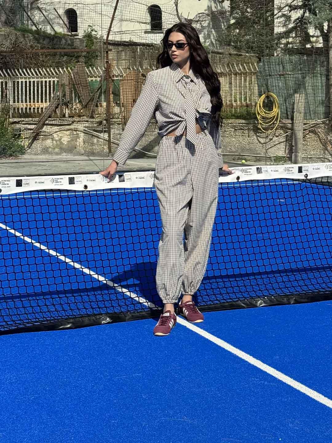 Tensione In camicia a quadri con cravatta