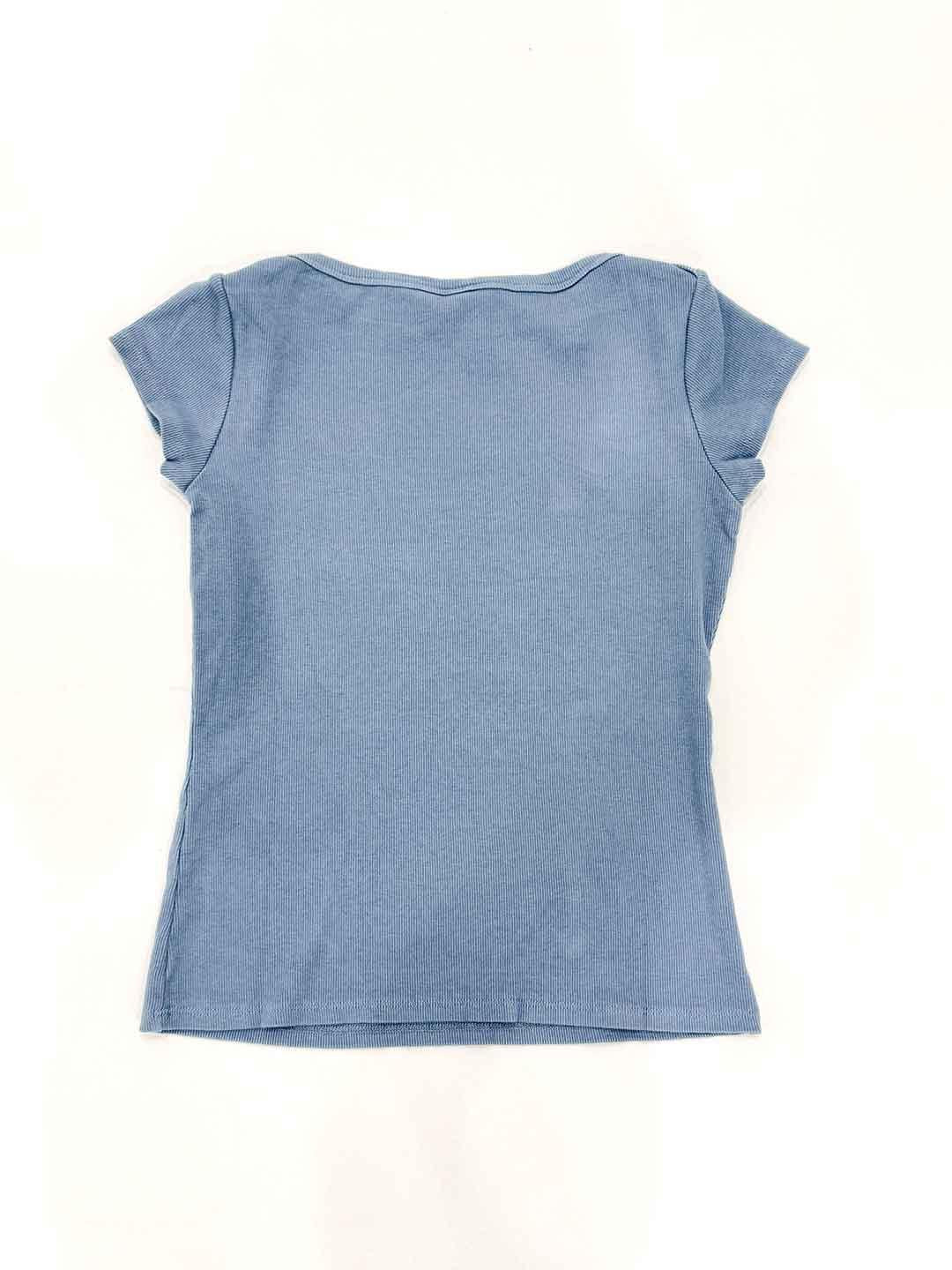 Tensione In t-shirt azzurro a coste