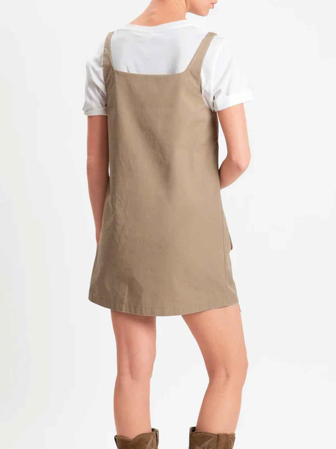 Tensione In abito beige con t-shirt