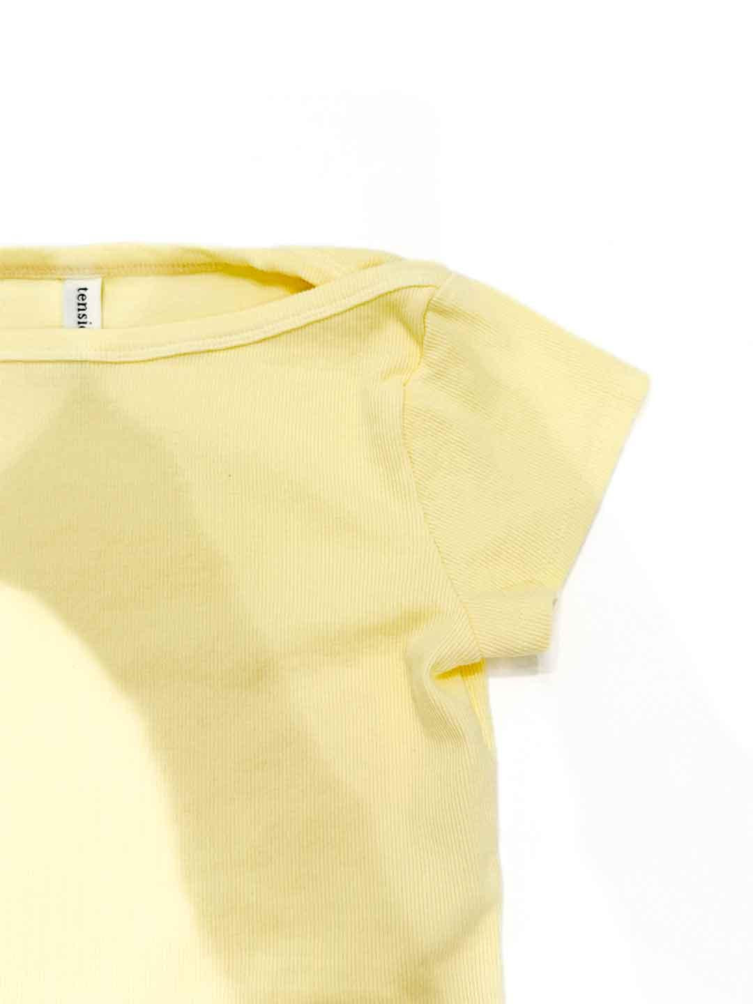 Tensione In t-shirt giallo a coste
