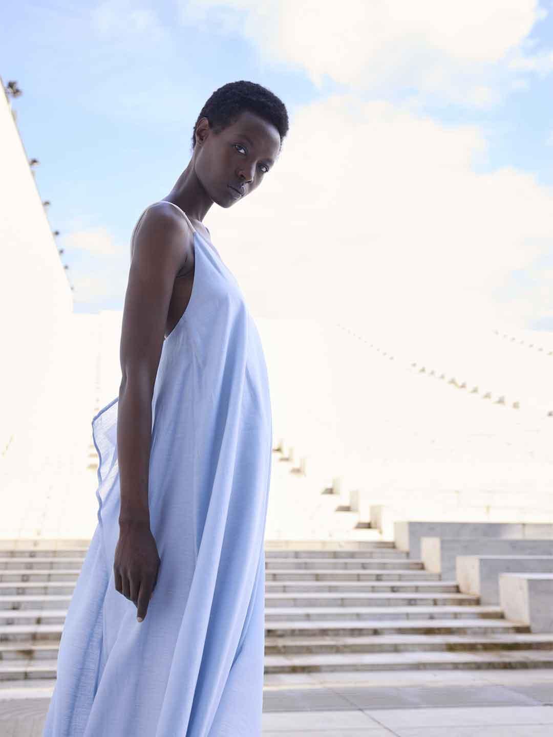 Eleh abito celeste con scollo sul retro