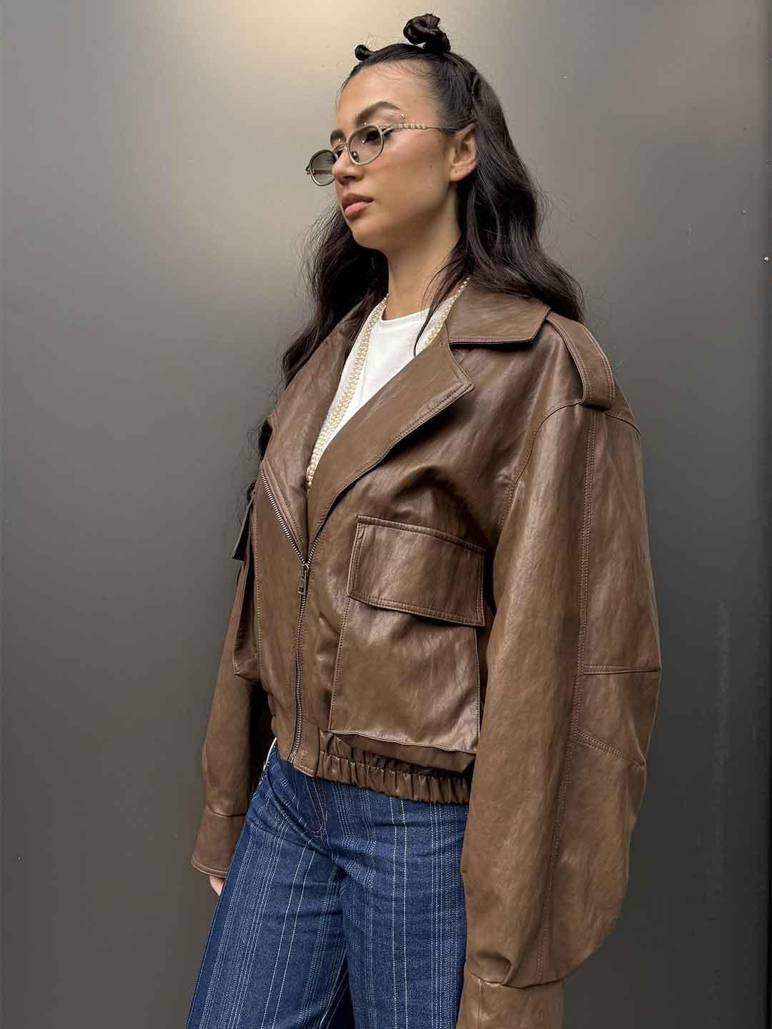 Tensione In giubbino marrone