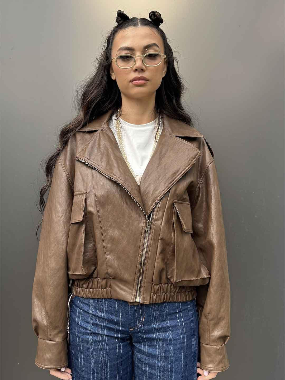 Tensione In giubbino marrone