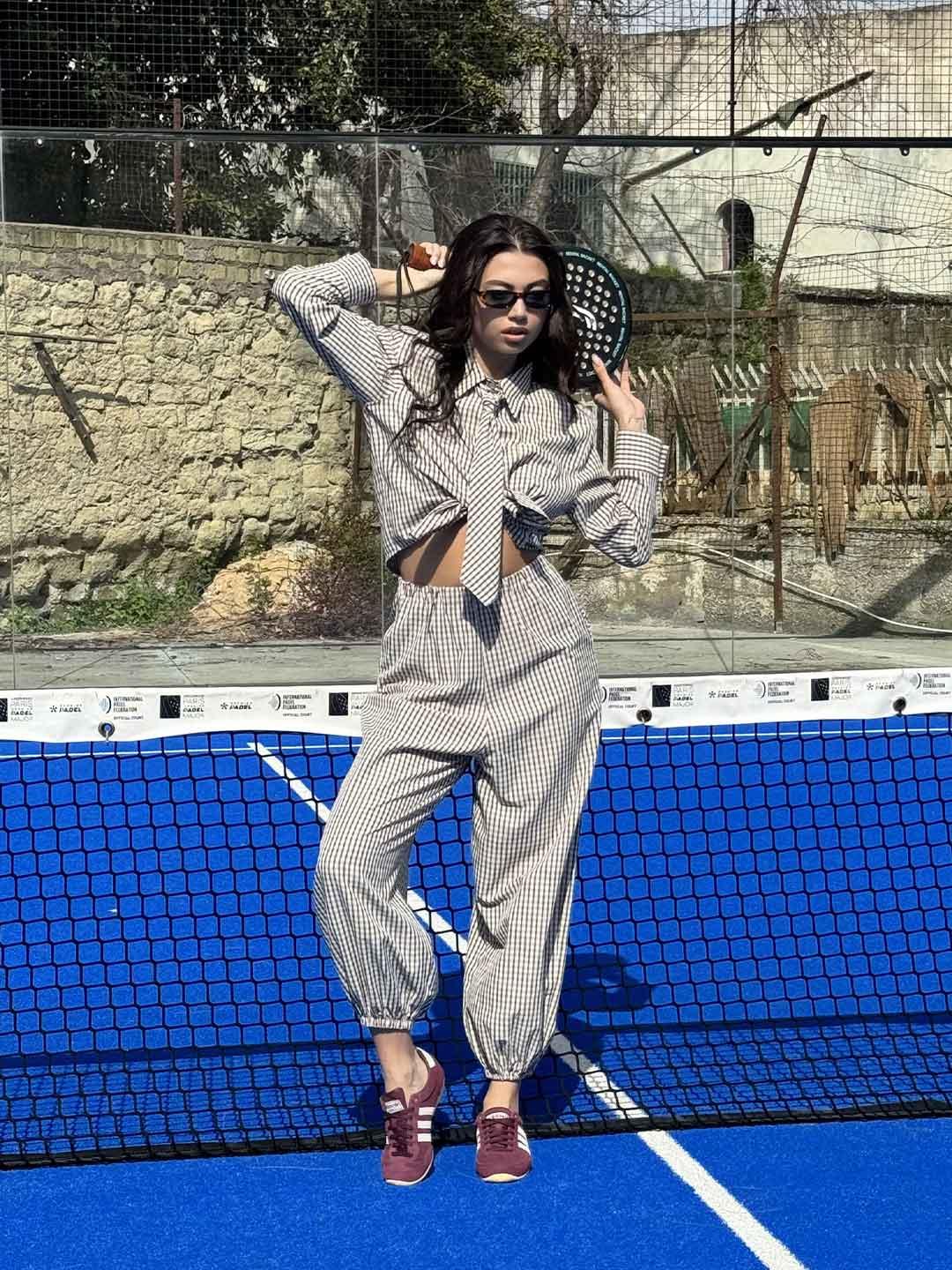 Tensione In camicia a quadri con cravatta