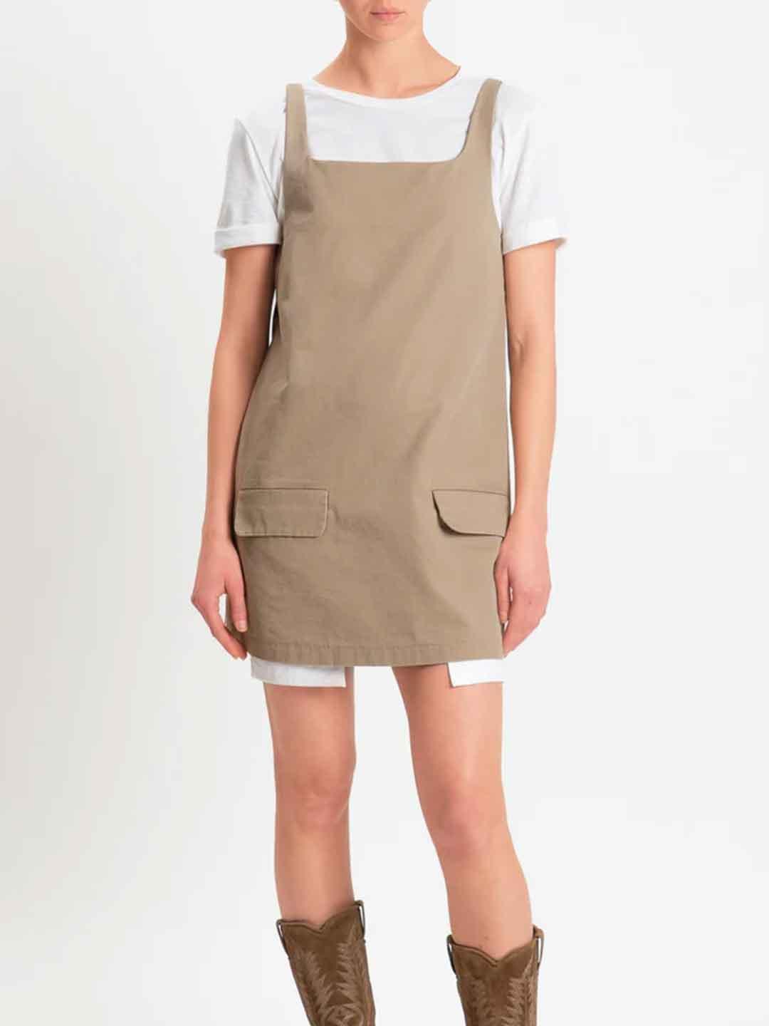 Tensione In abito beige con t-shirt