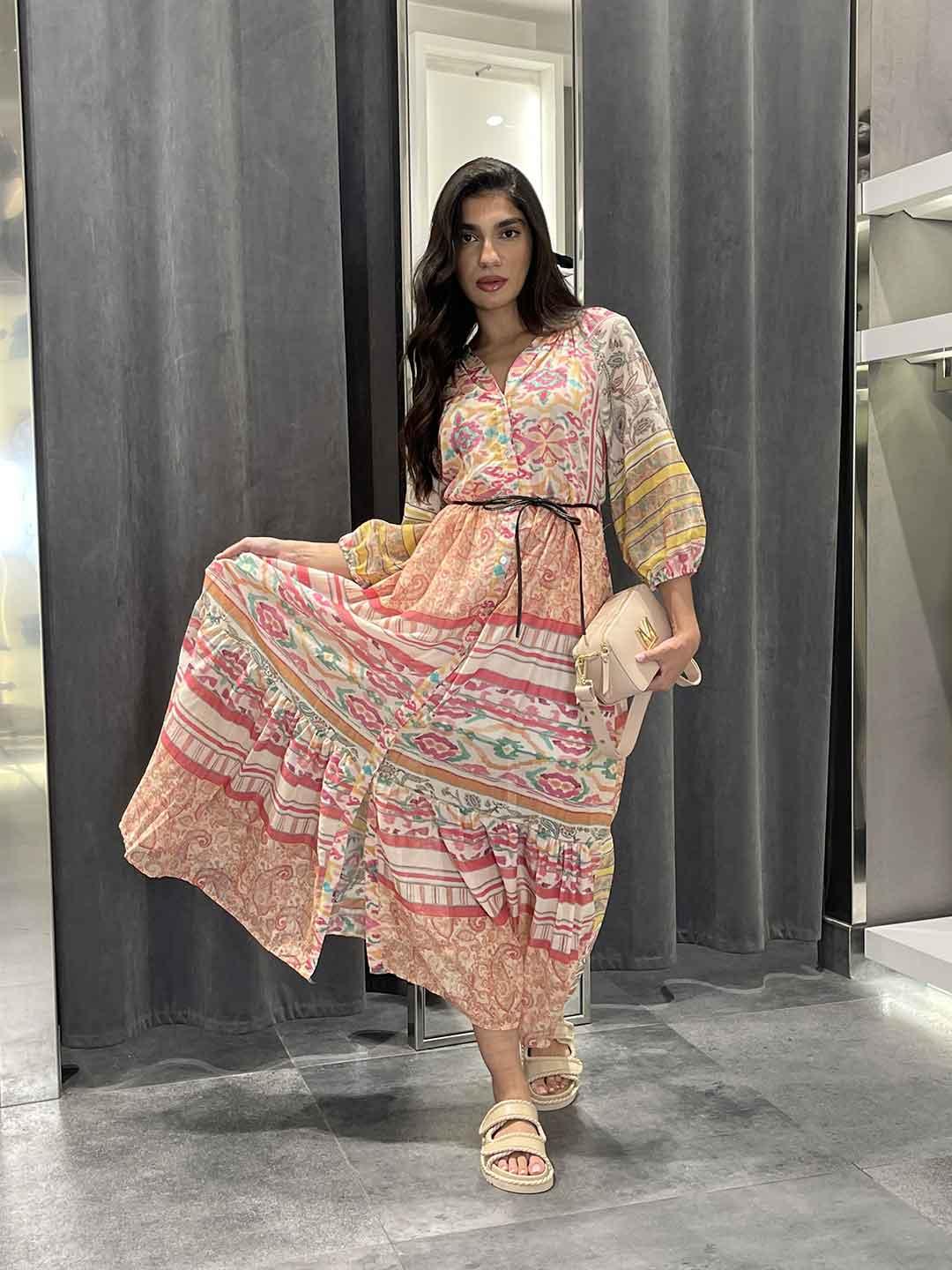 Tensione In abito a fantasia lungo