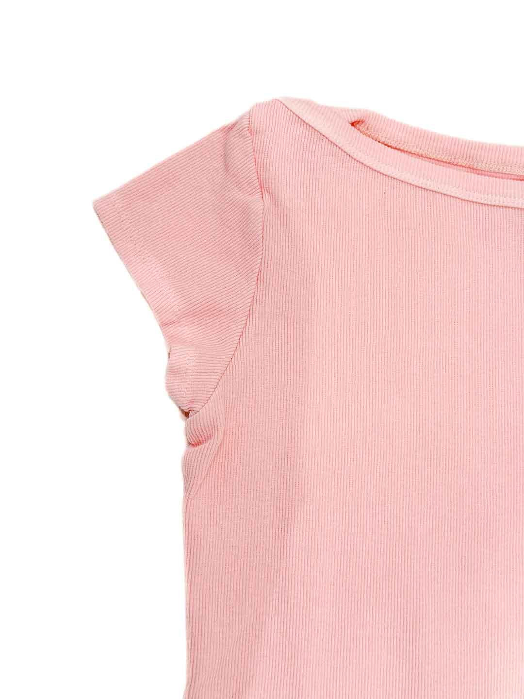 Tensione In t-shirt rosa a coste