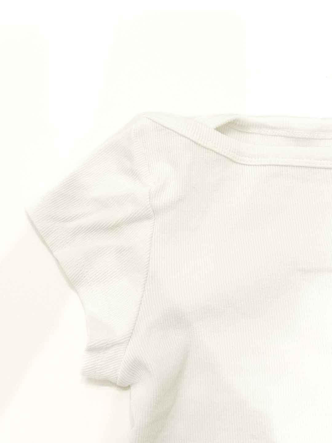 Tensione In t-shirt bianco a coste