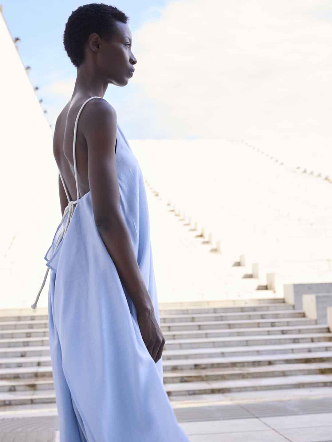 Eleh abito celeste con scollo sul retro